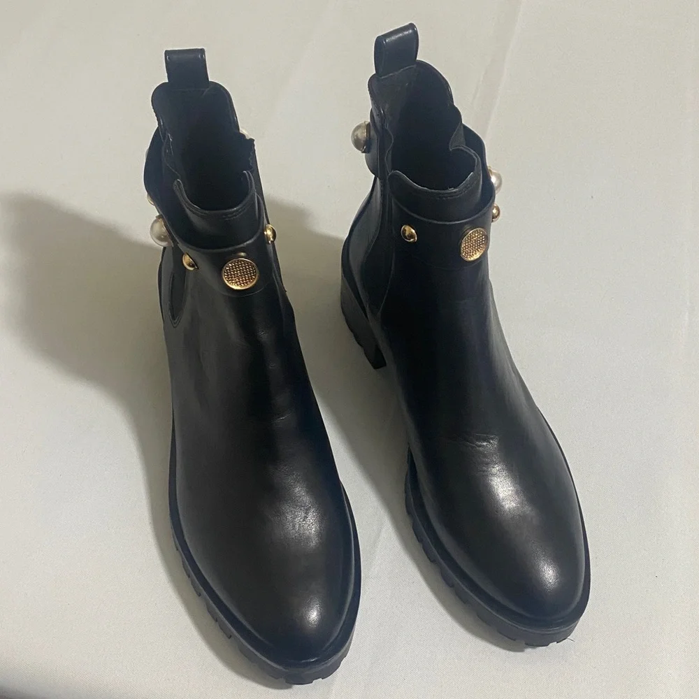 NWOB KARL LAGERFELD Paris Pola Studded Leather Lug Sole Chelsea Ankle Boots 10